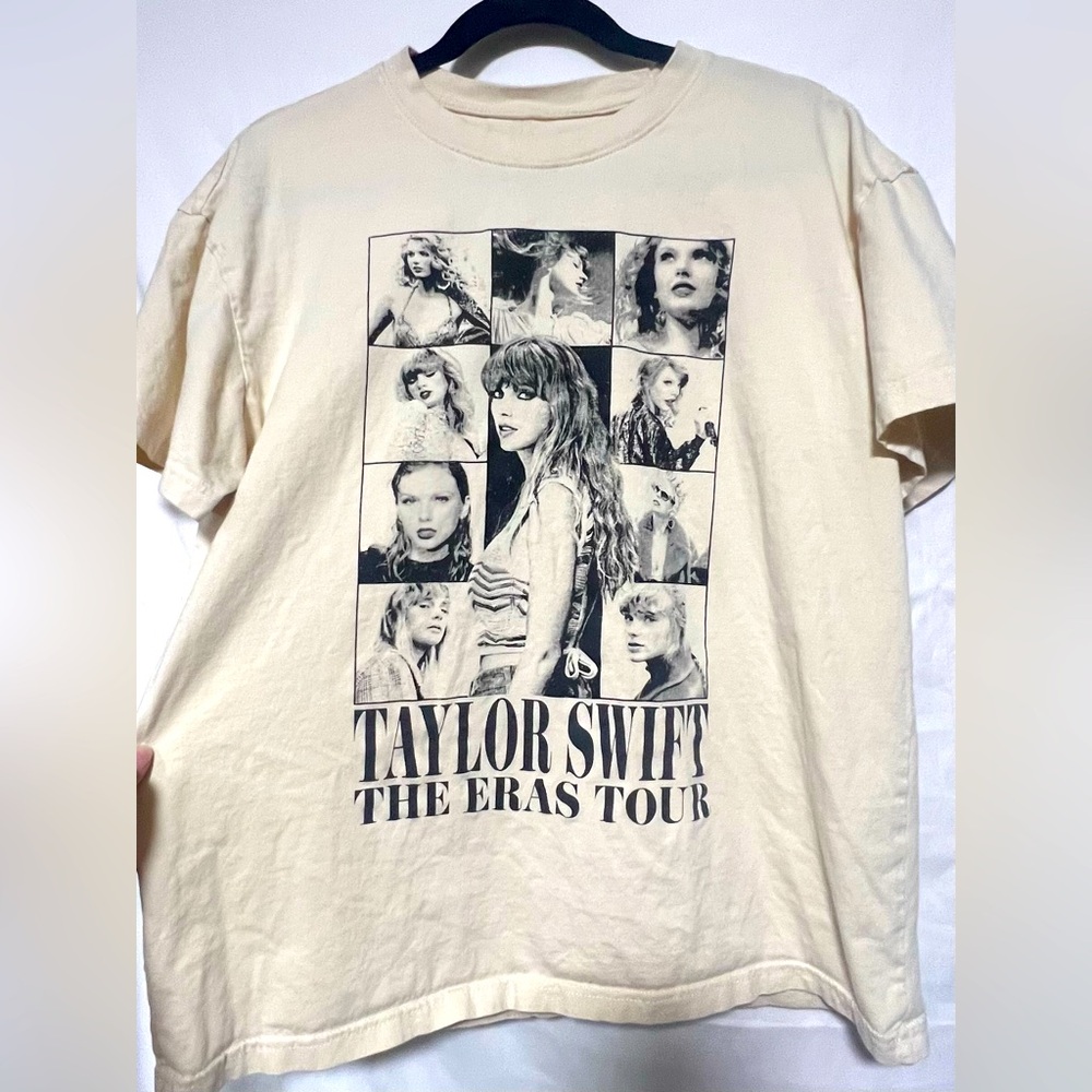 ✨OFFICIAL MERCH✨ Taylor Swift The Eras Tour T-Shirt Collectible Swiftie Concert - Picture 3 of 6